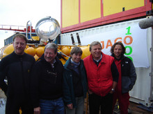[Translate to English:] Andres R�ggeberg, J�rn Thiede, Karen Hissmann, J�rgen Schauer und Sascha Fl�gel nach dem 1000 JAGO-Tauchgang [Foto: Tina  Kerby/ University of Plymouth]
