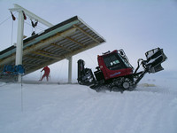 Ein Pistenbully wird an der Neumayer-Station rangiert.